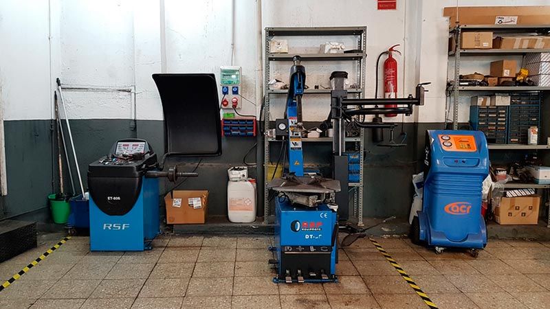 Talleres Rufiauto máquinas y herramientas en interior de taller